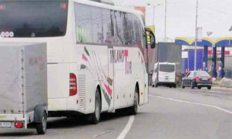 ULTIMA ORA: Autocar plin cu romani din “zona rosie” din Italia, oprit la Oradea. Decizia luata de autoritati