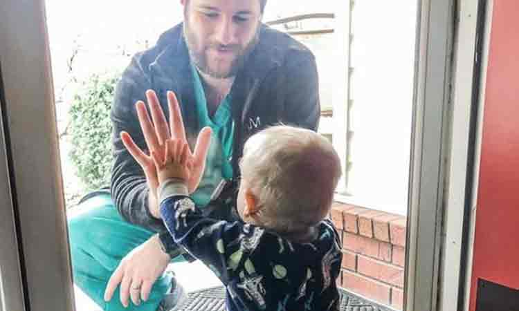 Cum reactioneaza un copil de un an cand isi revede dupa mult timp tatal, medic la un spital cu cazuri grave de coronavirus