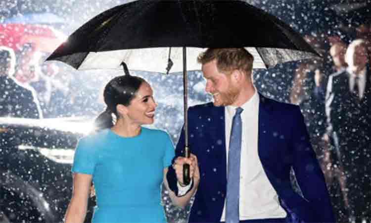 Fotografia cu Harry si Meghan in ploaie, sub umbrela, a facut inconjurul lumii. Imagini de la prima lor aparitie dupa anuntul retragerii din familia regala
