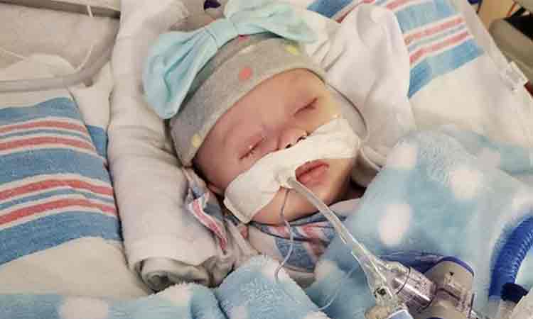 Mama unui bebelus de doar 2 luni traieste un cosmar: “Fetita mea se lupta cu COVID-19! Nu mai putea respira, asa ca au pus-o pe ventilatie. Rugati-va pentru ea”