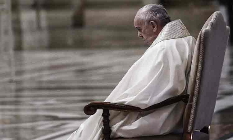 “Binecuvantare istorica”, oferita de Papa Francisc. A stat singur in ploaie, in piata pustie