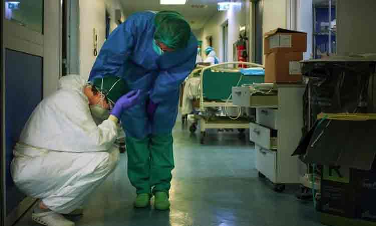 Spitalele din Romania „cad” unul dupa altul. Exista riscul de a ramane fara medici. Prof. Alexandru Rafila propune ca cei asimptomatici sa poata lucra in continuare.