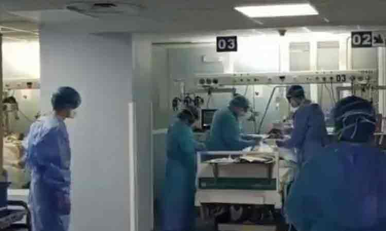 Un pacient cu coronavirus a fost aplaudat de medicii de la un spital spaniol, dupa ce a reusit sa respire singur, fara ajutorul echipamentelor mecanice