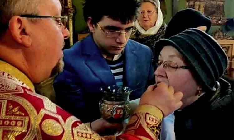 VIDEO. Un preot din Sibiu a impartasit oamenii cu mana, in timpul epidemiei de coronavirus