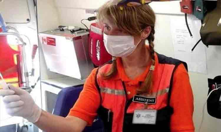 A facut furori in Romania, dar a dat celebritatea pe costumul portocaliu de paramedic. Acum e asistenta pe ambulanta: „Merg la suspectii de coronavirus, alaturi de colegii mei„