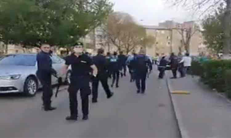 VIDEO Mai multi politisti au fost agresati intr-un cartier din Hunedoara. Localnicii i-au atacat pe agentii care au vrut sa retina un barbat