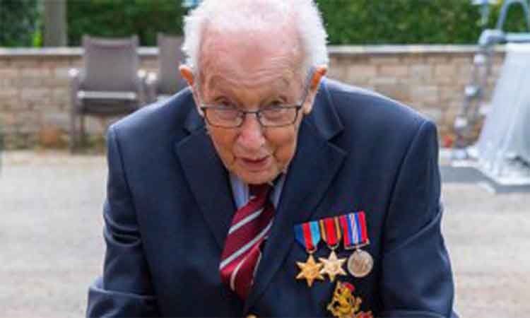 Un veteran in virsta de 99 de ani a strans 6,4 milioane de lire sterline plimbandu-se in gradina