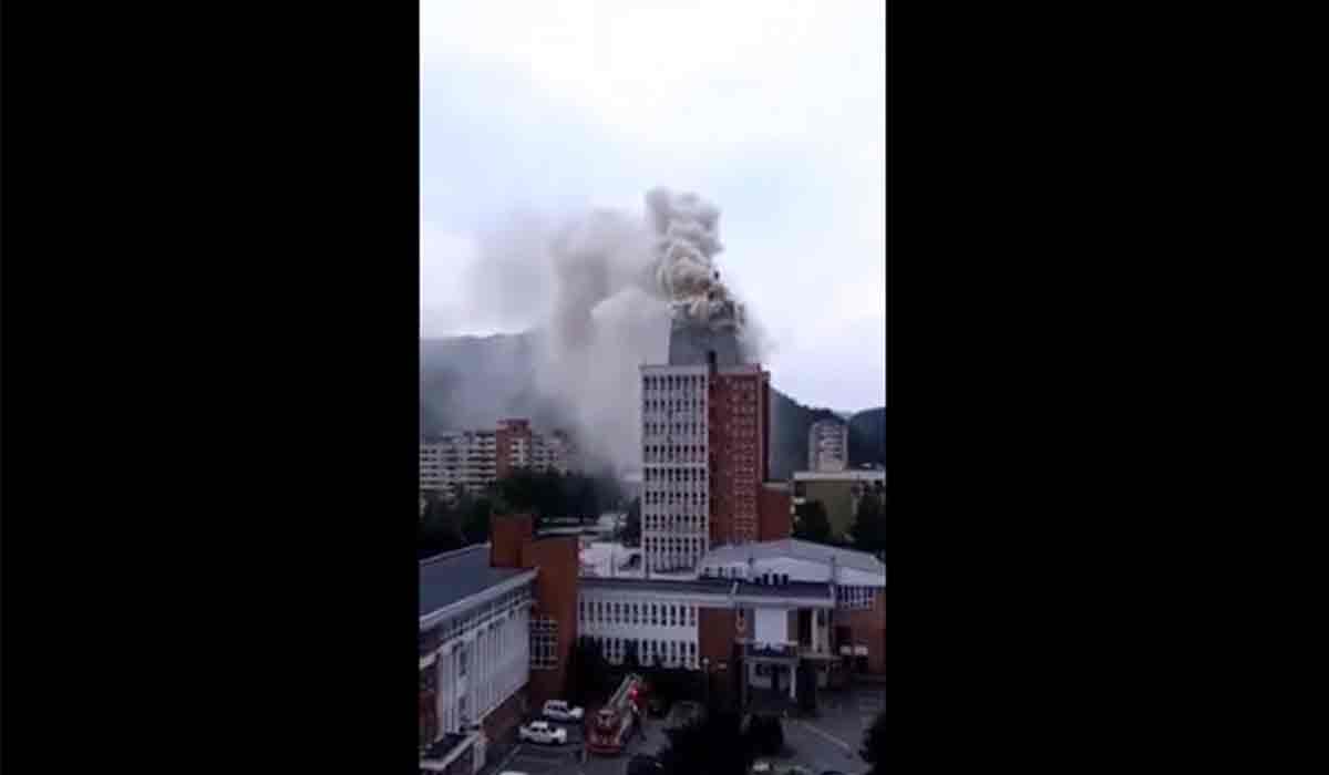 Incendiu puternic in Romania. Sediul Consiliului Judetean din Resita, in flacari! Video