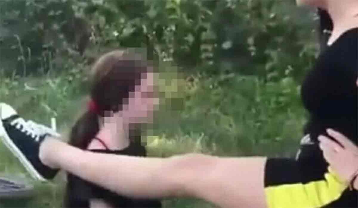 Revoltator: Trei fete au lovit si umilit o minora de 13 ani, in Targu Jiu.