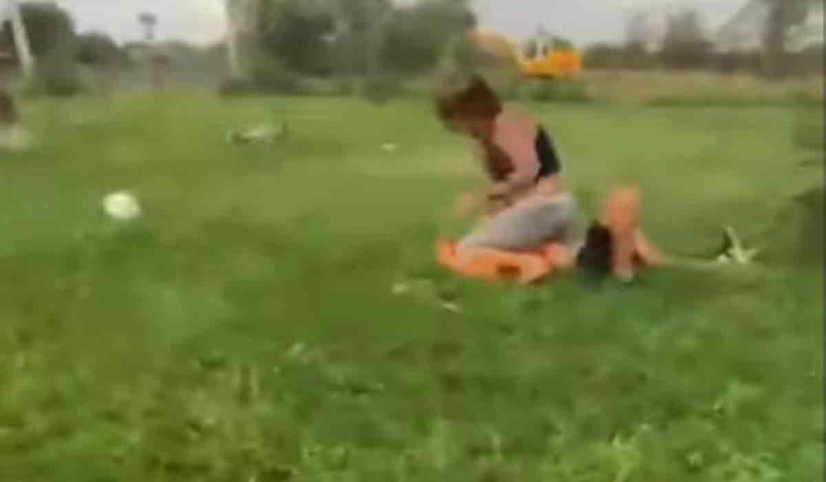 Copil batut cu salbaticie de parintii unei fetite intr-un parc din Timis.