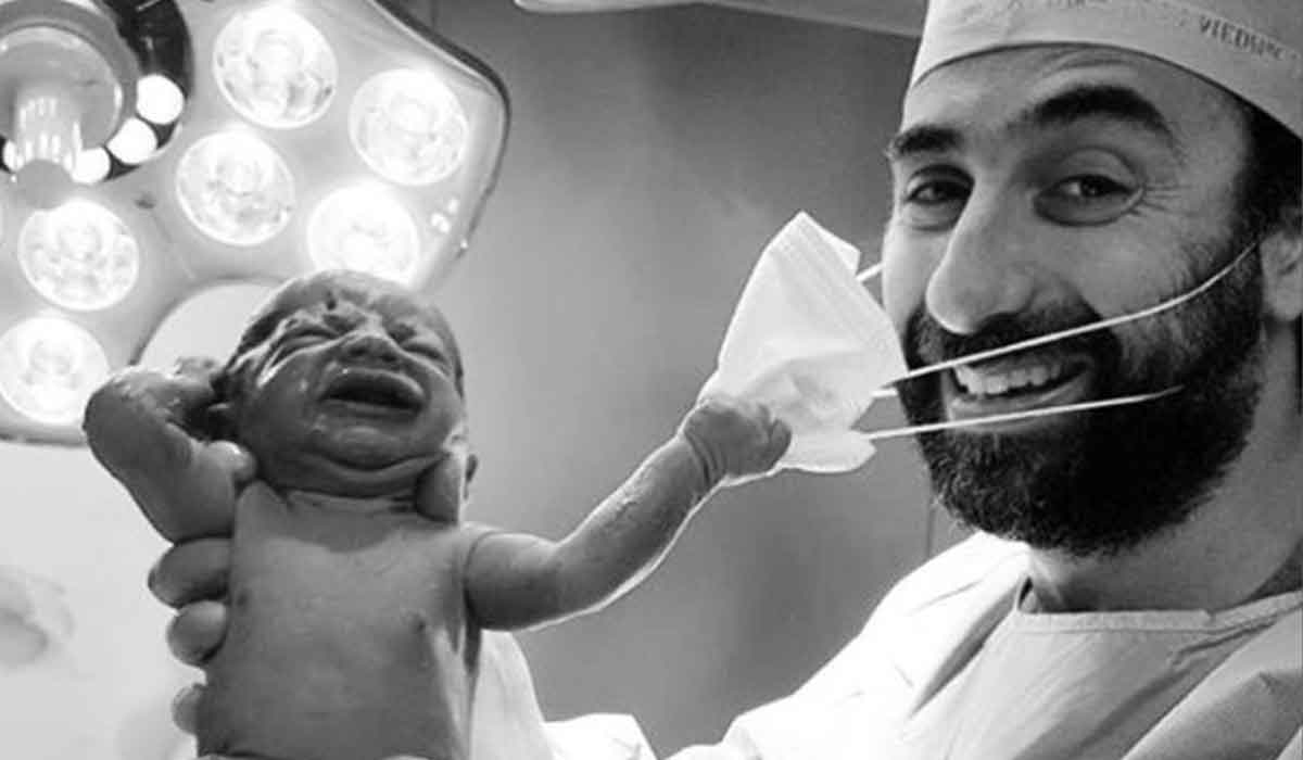 Un semn divin? Fotografia in care un nou-nascut smulge masca medicului face inconjurul lumii
