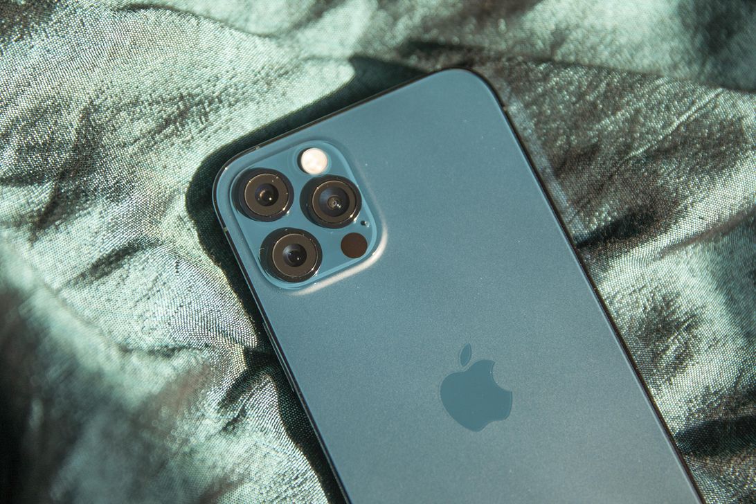 iPhone 12 Pro permite oamenilor orbi sa „vada” pe altii in jurul lor