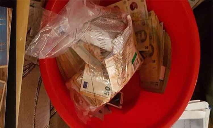 Bani si bunuri de peste 1.000.000 de euro gasiti in galeti, dupa perchezitiile de la Serviciul Permise Suceava