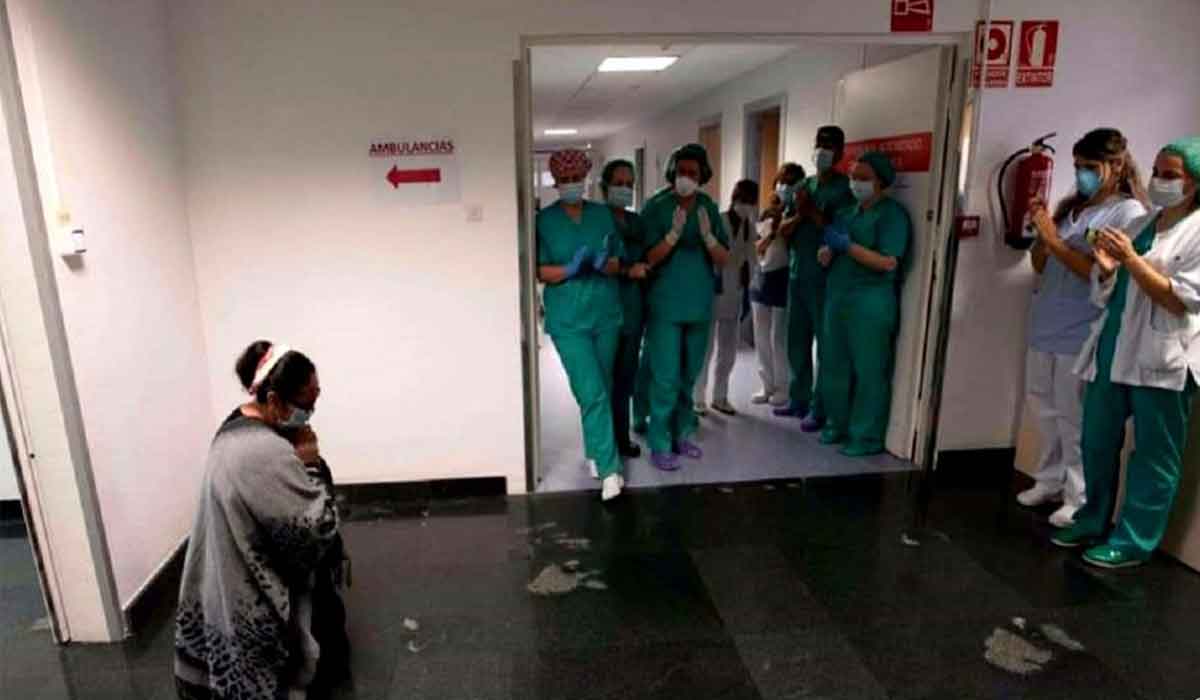 Imaginea anului in Spania. Mama romanca, in genunchi in fata medicilor care i-au salvat fiul bolnav de COVID