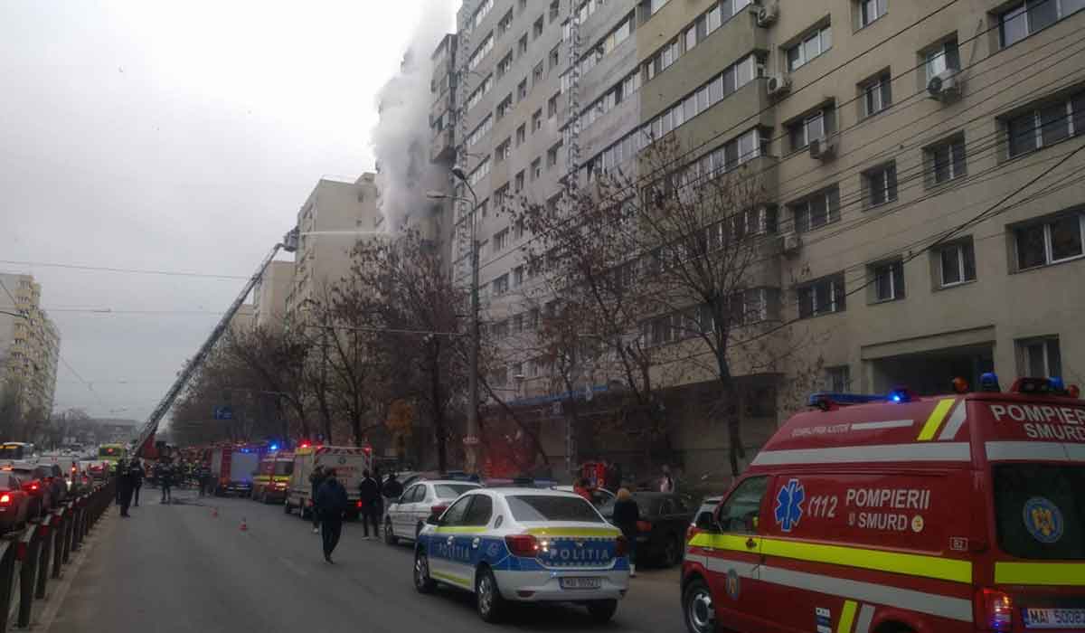 Incendiu in Bucuresti. Pompierii intervin la fata locului.