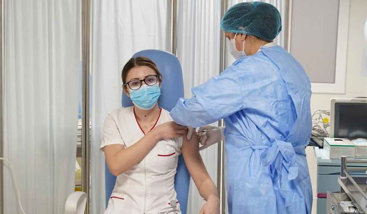 Asistenta medicala Mihaela Anghel, prima persoana vaccinata in Romania, a primit a doua doza a vaccinului anti-Covid
