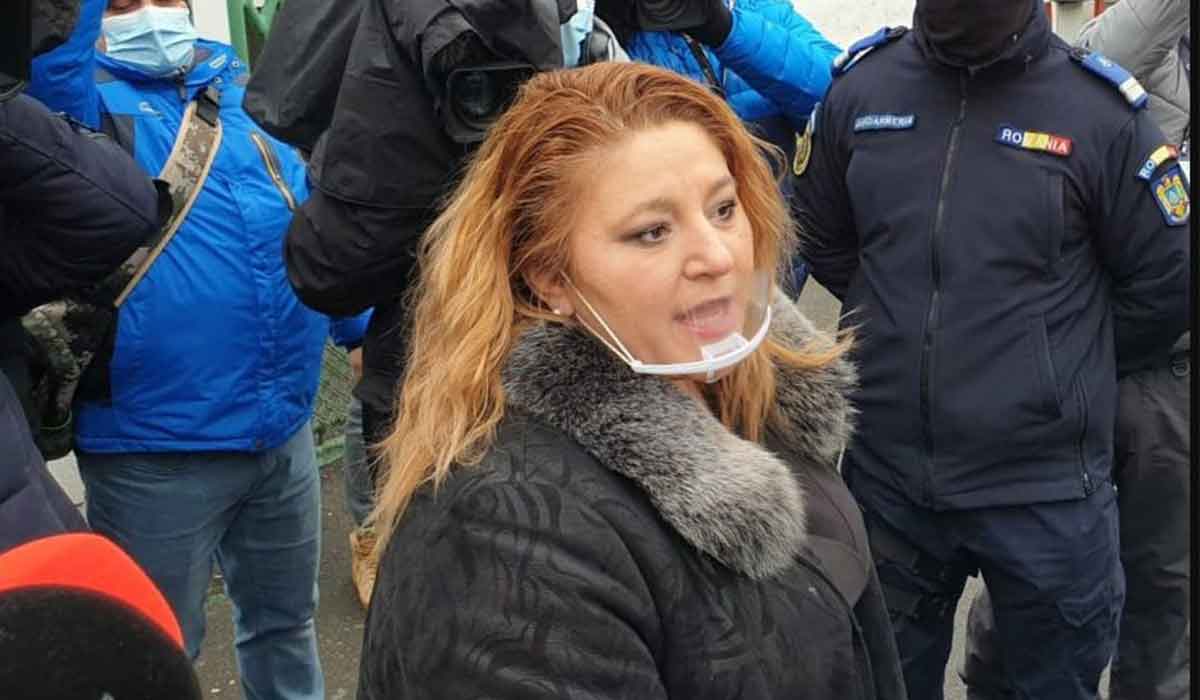 Diana Sosoaca cheama romanii in strada: “Este obligatoriu. Ii cer pe cale oficiala demisia lui Raed Arafat”