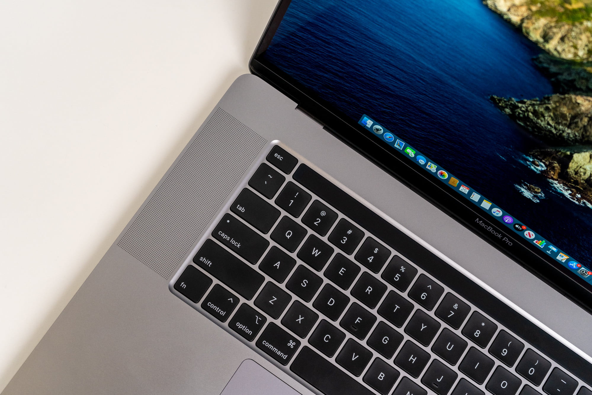 Noile Apple MacBook Pro-uri vor avea un design cu margini plate, MagSafe si vor pierde bara tactila