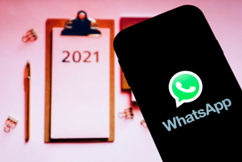 WhatsApp ofera utilizatorilor un ultimatum: partajati date cu Facebook sau nu o sa mai puteti utiliza aplicatia