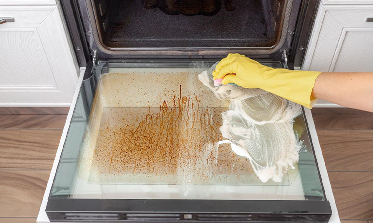 9 modalitati eficiente pentru a  curata cuptorul murdar