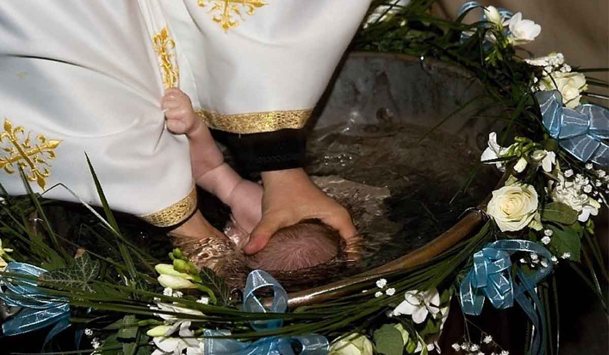 Ce sanctiune a primit preotul care a botezat bebelusul decedat la Suceava