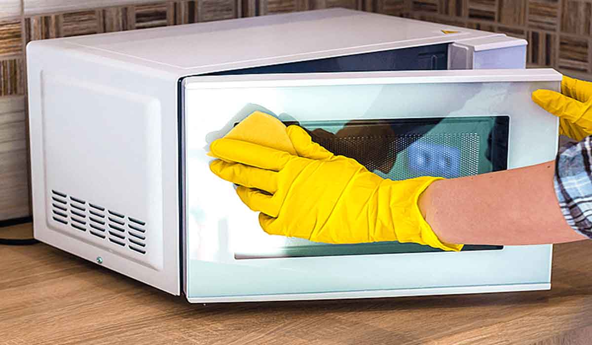 Cum se curata rapid si usor cuptorul cu microunde