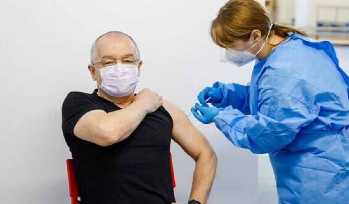 Emil Boc, primarul Clujului, vaccinat cu AstraZeneca din lotul cu probleme. “Chiar cu ala…