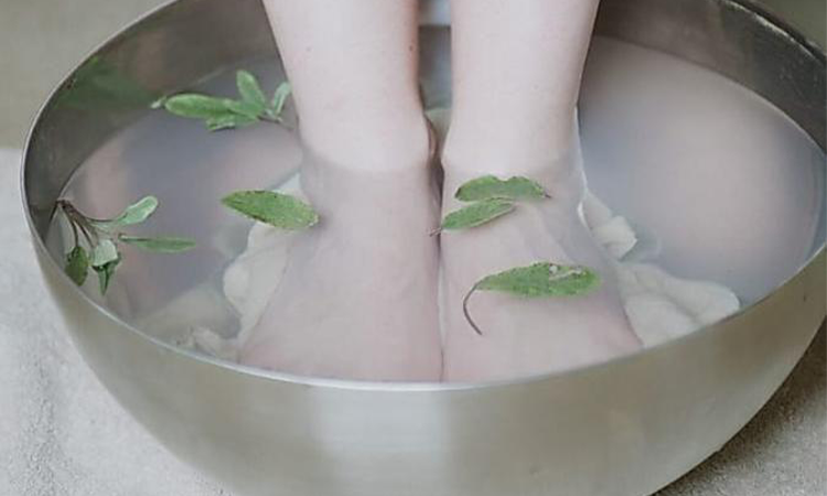 O baie de otet poate atenua durerile picioarelor