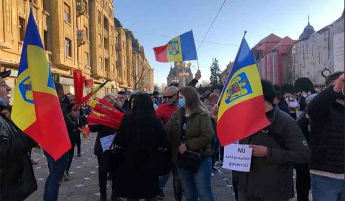 Protest in Timisoara fata de carantinarea orasului. Oamenii au dat foc mastilor!