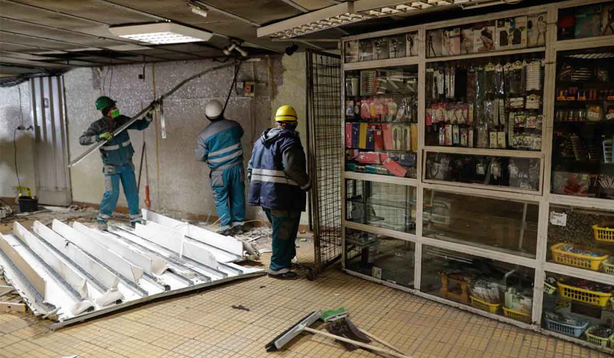 A inceput demolarea spatiilor comerciale de la metrou
