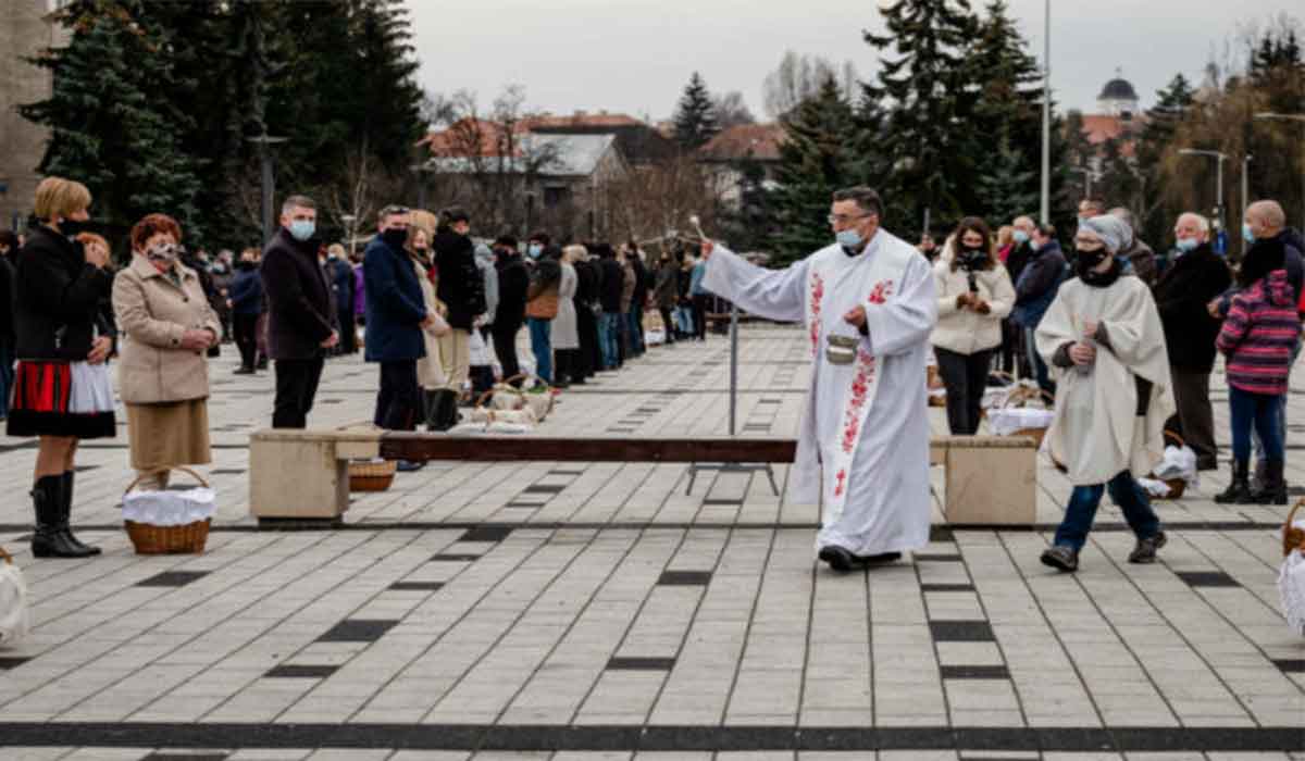 Ceremonie impresionanta in Romania de Pastele catolic. Oamenii au participat la sfintirea bucatelor, respectand masurile de restrictie