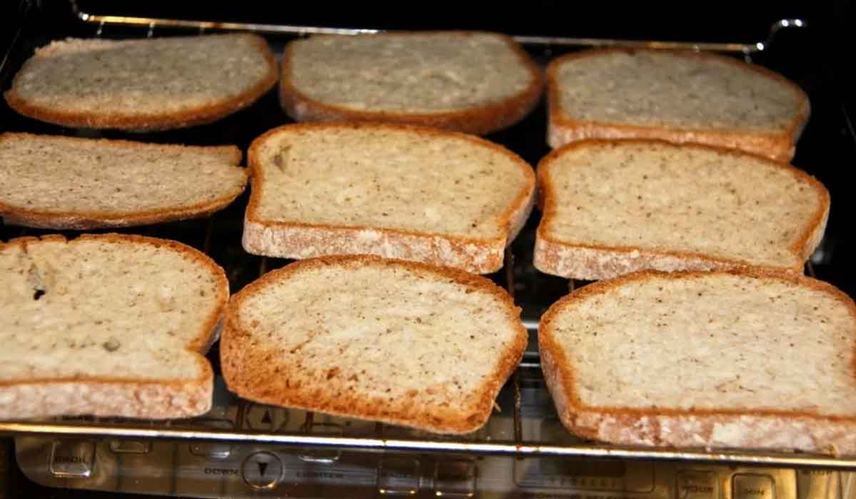 Как посушить хлеб в духовке. Хлеб на противне. Сухарики для бутербродов. Сухари хлебные. Хлеб для бутербродов в духовке.