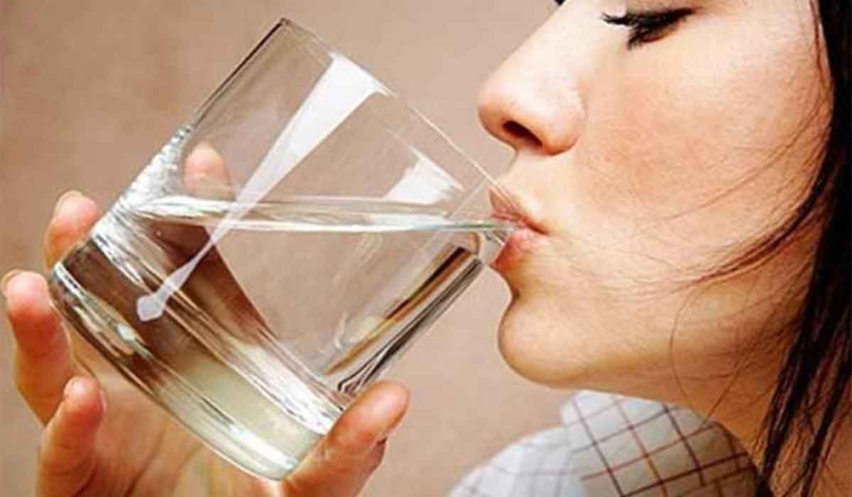 Beneficiile unui pahar cu apa calda pe stomacul gol