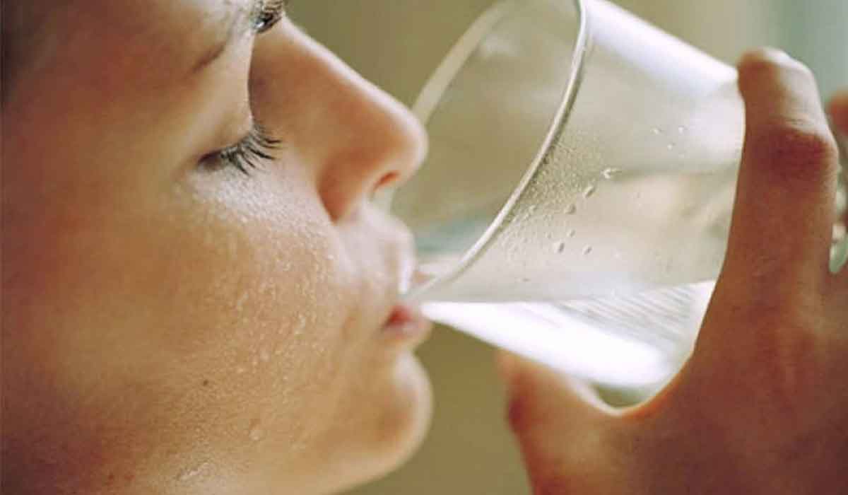 7 beneficii surprinzatoare ale consumului de apa calda dimineata