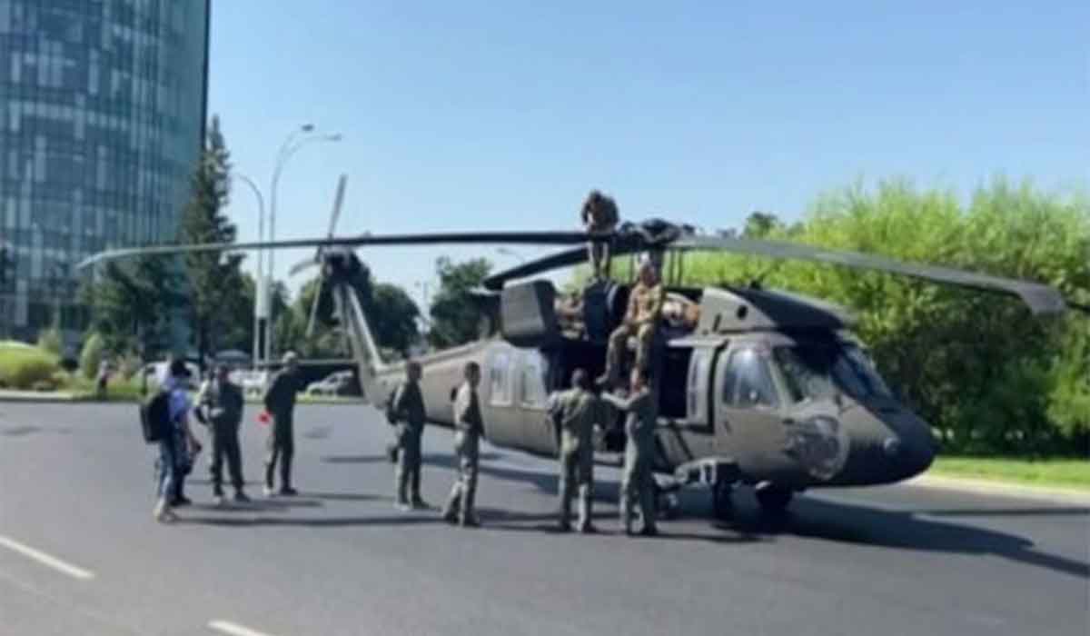 Un elicopter militar american a aterizat fortat in Piata Charles de Gaulle din Capitala si a doborat mai multi stalpi de electricitate