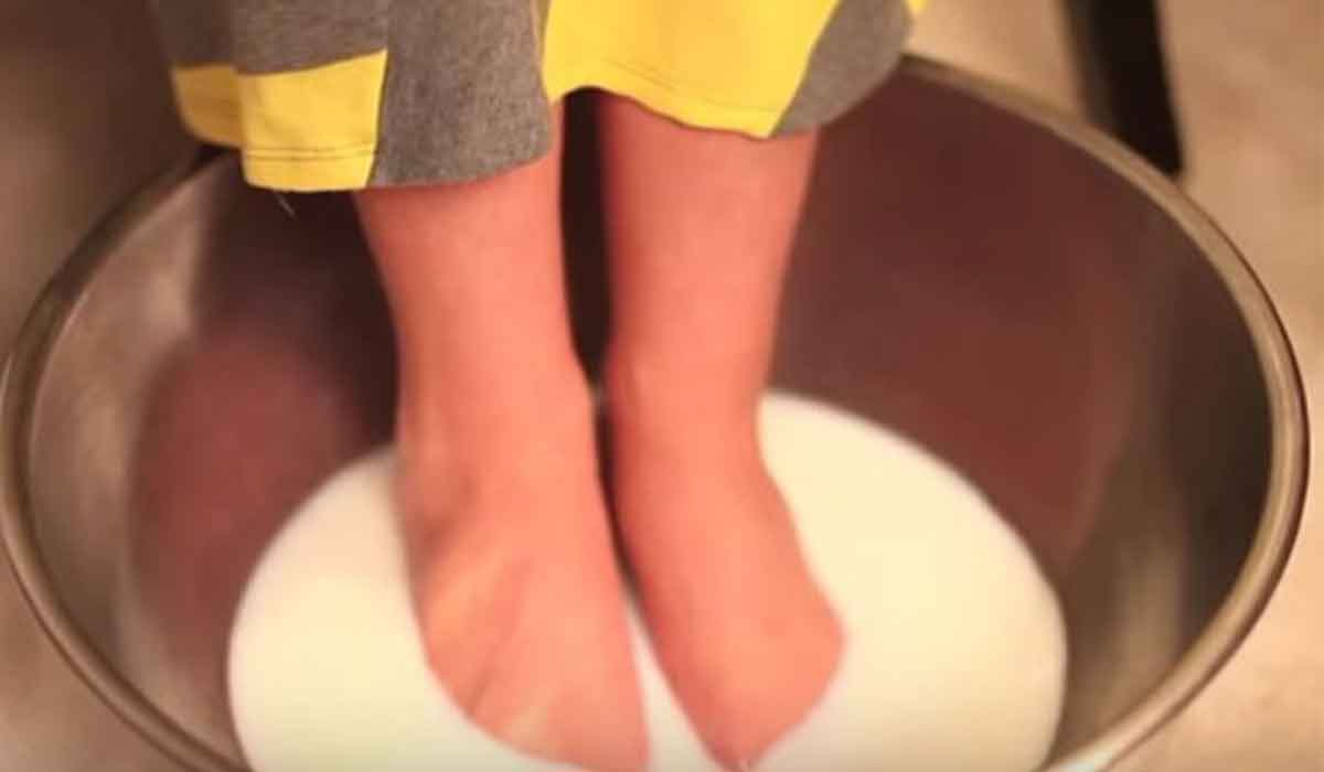 Remediu pentru calcaiele crapate: Inmuiati-va picioarele in lapte si bicarbonat de sodiu