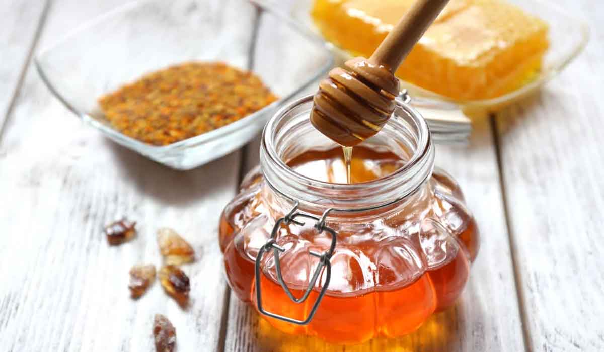 Cinci motive bune pentru a manca miere in loc de zahar