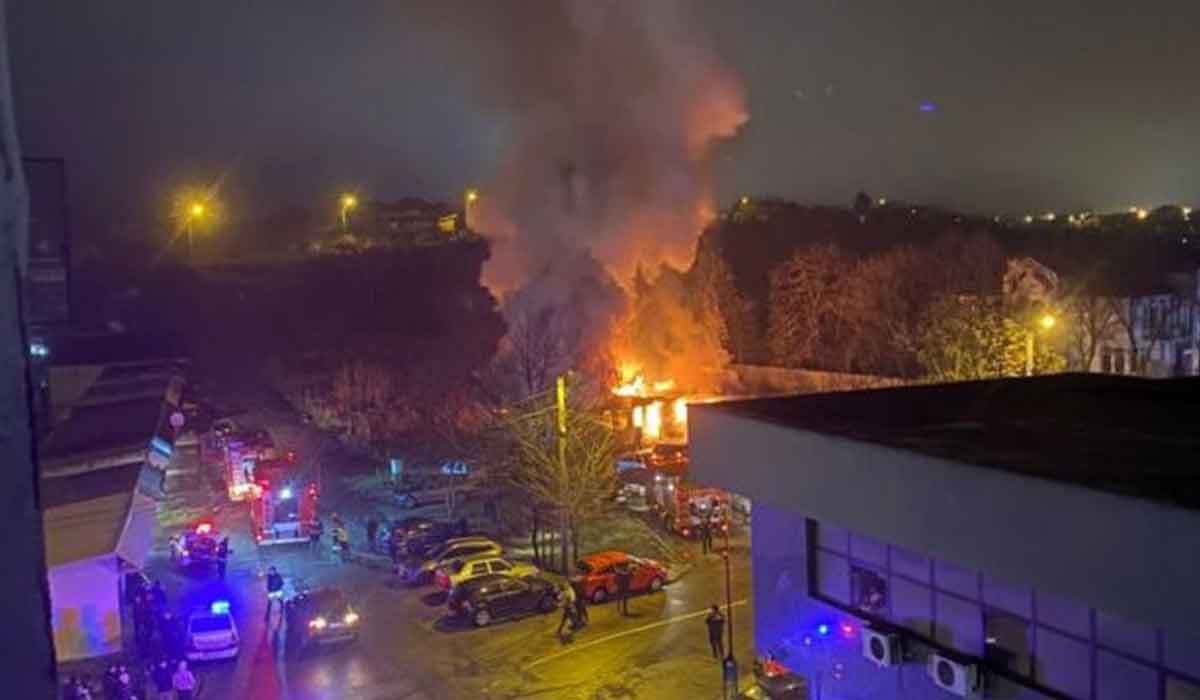 Incendiu devastator in Slatina. Noua masini au fost distruse